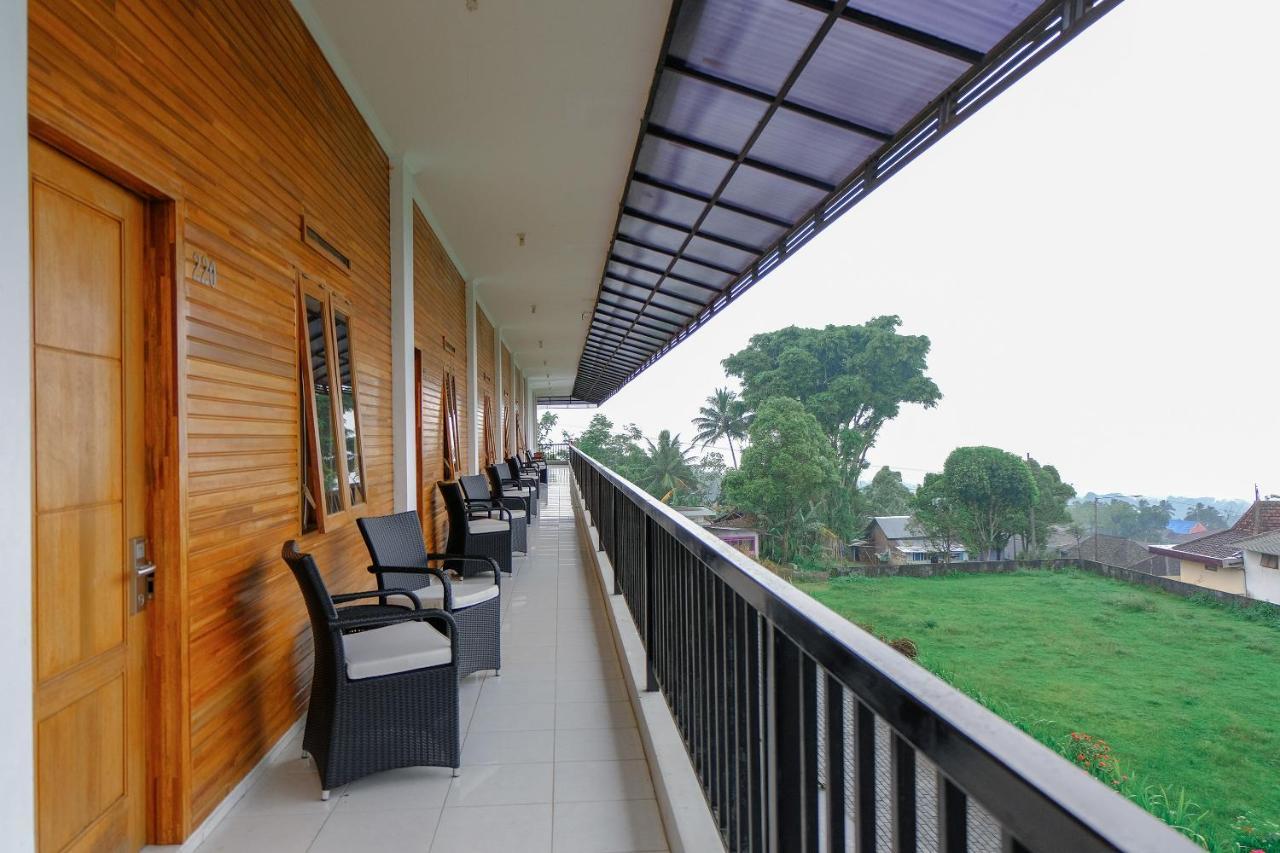 Oyo 446 Hotel Kawi Surapatha Malang Exterior foto